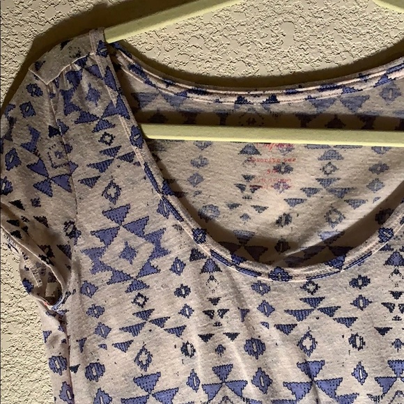 Basic indie printed American Eagle top - Picture 3 of 3